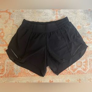 LULU LEMON HOTTY HOT HIGH RISE LINED SHORT 2.5